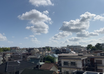 【展望】 | バルール町田 | 眺望の良さを楽しめるダイニングキッチンで家族団らんの時間を過ごしてはいかがでしょうか。バルコニーから見える景色を家族で眺める時間は、時間が経つのを忘れてしまいそうですね。是非、現地を見に行きましょう！