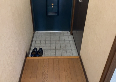 【玄関】 | バルール町田 | 玄関は家の顔でもあり、家族以外の目にも止まる場所です。玄関は外との間を仕切る扉、靴などをしまっておく収納スペース、靴脱ぎのたたきスペース、来客とのやり取りをするドアホンなど複数のアイテムからなります。