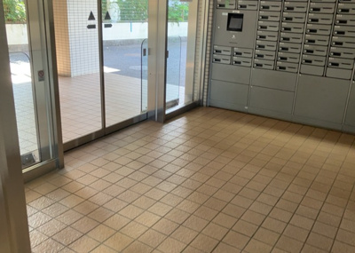 【エントランス】 | バルール町田 | マンションのエントランスには、もともと風よけや防犯の役割がありますが、マンションによって宅配ボックスなどの設備が備わっている所もあります。日々の生活をイメージしながら生活しやすさをチェックしましょう。