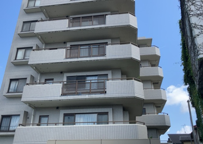 【現況写真】 | バルール町田 | 外観はマンション管理がされているかの目安になります。築年数が古いと、壁面は劣化してひび割れが生じることも！建物が古びていても細かいところが修繕されていると、きちんと管理されているなぁと感じるでしょう。