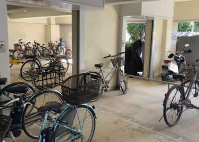 【駐輪場】 | バルール町田 | マンションの駐輪場は、事前に空きがあるか確認を取ると安心です。せっかく入居したのに駐輪スペースがない！なんてことになったら大変ですよね。そこで、内見時や購入前にはまず事前に確認しておくと良いでしょう。