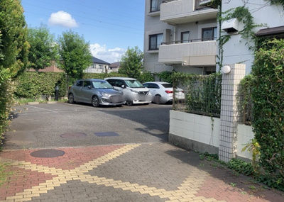 【駐車場】 | バルール町田 | 駐車場と明記されていても、最小スペースでつくられた駐車場だと大型車は駐車できなかったり、出入りしにくくなったりする可能性があります。お車のサイズと購入したい物件の駐車場のサイズを現地で確認しましょう。
