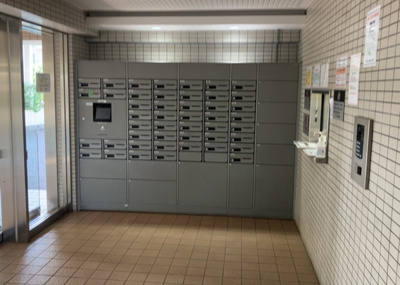 【設備】 | バルール町田 | エントランス付近に設置されている集合ポストは、住んでいる部屋と離れているため、ポストをあさるなど誰かに何かされていても被害に気づきにくいです。入居する時には他人に特定されにくい番号で鍵をかけましょう！