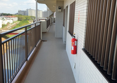 【その他共用部分】 | バルール町田 | 共有部分は、住民なら誰もが使える設備のこと。例えば駐車場やエレベーター、インターネット設備、セキュリティ設備などがあります。他にも、マンションの廊下・外部階段やエントランス・ゴミ置き場などがあります。