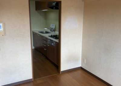 【キッチン】 | バルール町田 | L型アイランドタイプは、キッチンからダイニングにもリビングにも目が行き届くので、とても使いやすい配置です。L字型独立タイプは、キッチンを独立させてるためLDKというよりもLDといった様なイメージです。