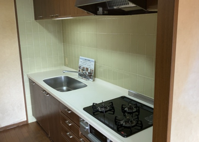 【キッチン】 | バルール町田 | 標準的なシステムキッチンの横幅は、165cm～300cm程度です。2100・2400・2550・2700などミリ単位で表記されます。普段どのように料理をするのかを想定しながら合ったサイズを選びましょう