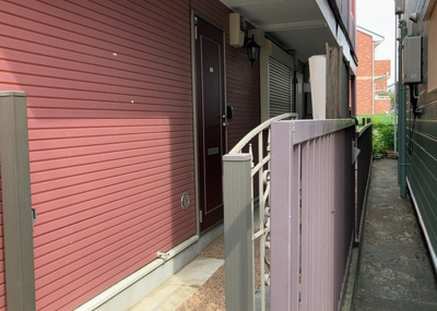 【玄関】 | セレーノプリモⅠ | 玄関は家の顔でもあり、家族以外の目にも止まる場所です。玄関は外との間を仕切る扉、靴などをしまっておく収納スペース、靴脱ぎのたたきスペース、来客とのやり取りをするドアホンなど複数のアイテムからなります。