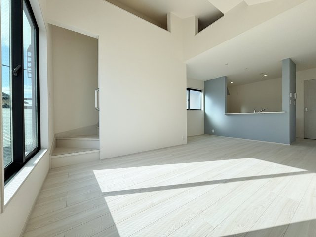 練馬区春日町5丁目 全3棟 1号棟の居間・リビング|LDK16.25帖　三面開口により光と風を感じる心地よい団欒の場です
足元から暖かい床暖房が標準装備です(1号棟)