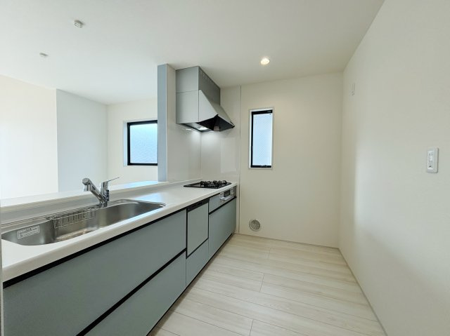 練馬区春日町5丁目 全3棟 1号棟の洋室|1階8.0帖納戸は2面開口の明るく快適なお部屋です
壁面ワイドな収納が魅力的です(1号棟)