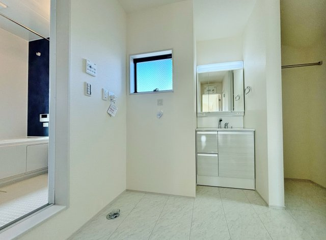 練馬区春日町5丁目 全3棟 1号棟のキッチン|人気の対面キッチンはリビングを眺めながらお料理ができます
食器洗乾燥機が標準装備です(1号棟)