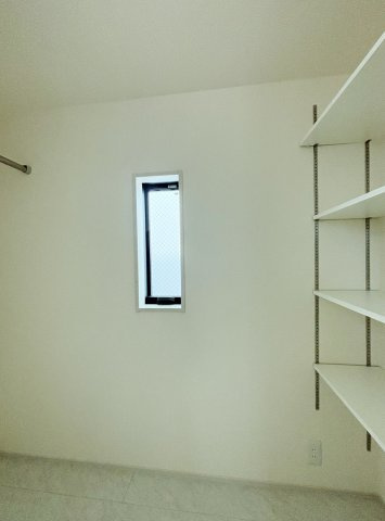 練馬区春日町5丁目 全3棟 1号棟の独立洗面台|使いやすい三面鏡の洗面台
鏡裏やベースキャビネットなど収納スペースもしっかり設けているので水回りをキレイにお使いいただけます(1号棟)