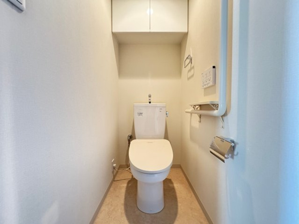 【トイレ】 | 【トイレ】吊戸棚収納付きのトイレです！清潔感を保てます◎安全に配慮された手すりも◎