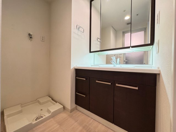 【独立洗面台】 | 【独立洗面台】三面鏡裏収納でばらつきやすい小物類も収納できるので、見た目もすっきり☆