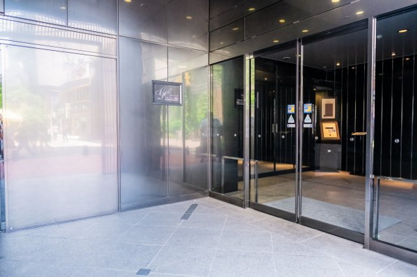  | 【エントランス外観】質感豊かな黒御影石を基調にコーディネートされた、マンションの玄関口です！