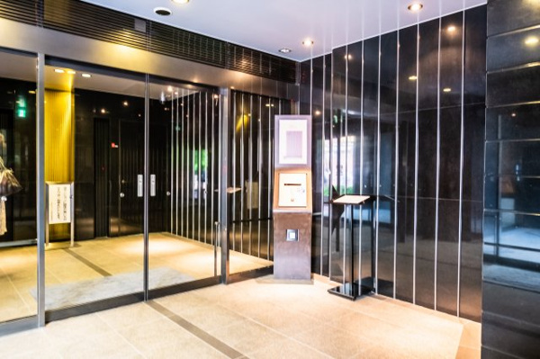 【エントランス】 | 【風除室】重厚ながらも都会的な感性が響くモダンなフロア。オートロックです。強固なセキュリティで安心！