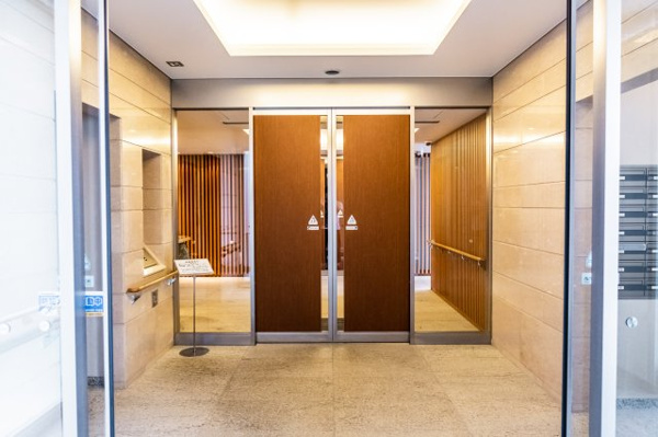 【エントランス】 | 【風除室】4階にございます。シティホテルのような、洗練された空間デザイン。