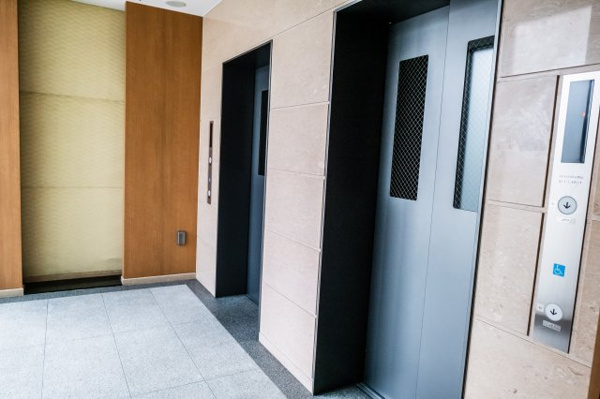 【その他共用部分】 | 【エレベーターホール】4階外部分のエレベーターホールです！こちらは2基ございます！