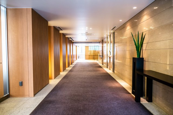 【ロビー】 | 【ウェルカムホール】温もりにあふれるインテリア。木目調の縦格子や大理石を纏う、上品な空間です！