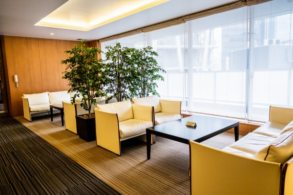 【ロビー】 | 【グランデ・ラウンジ】ラグジュアリーなインテリアが並ぶ優雅な空間に、自然光が優しく差し込みます。