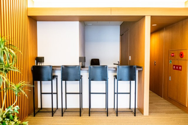 【その他共用部分】 | 【グランデ・ラウンジ】ソファセットだけではなく、フランクなハイカウンターのお席もございます！