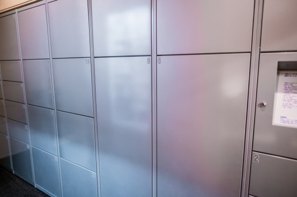 【設備】 | 【宅配ボックス】大小さまざまなサイズに対応！宅配時間を気にせずお出かけいただけます☆