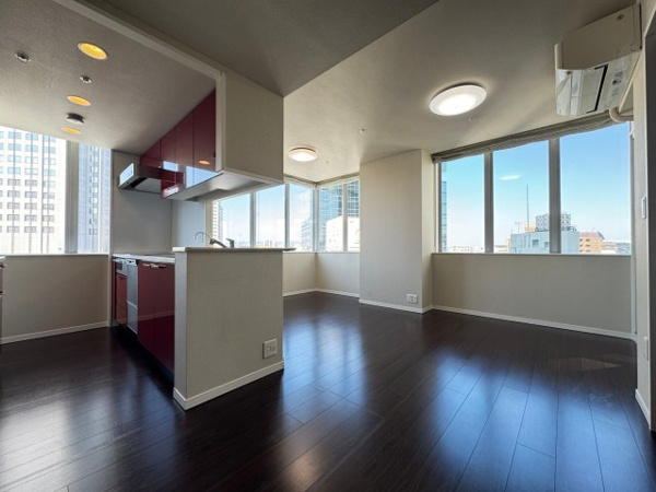 【居間・リビング】 | 【リビングダイニング】北東角住戸につき眺望・採光・通風良好◎