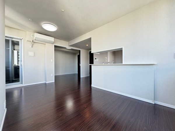 【居間・リビング】 | 【リビングダイニング】約16.3帖の開放的なリビングダイニング☆冬に嬉しい床暖房付き！