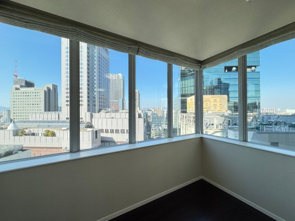 【居間・リビング】 | 【リビングダイニング】大きな窓からたくさんの陽が差し込み、お部屋全体がとても明るい印象です☆