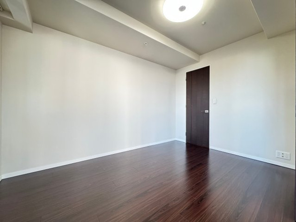 【洋室】 | 【洋室】約6.5帖の洋室☆ダブルベットを置いても十分な広さです◎