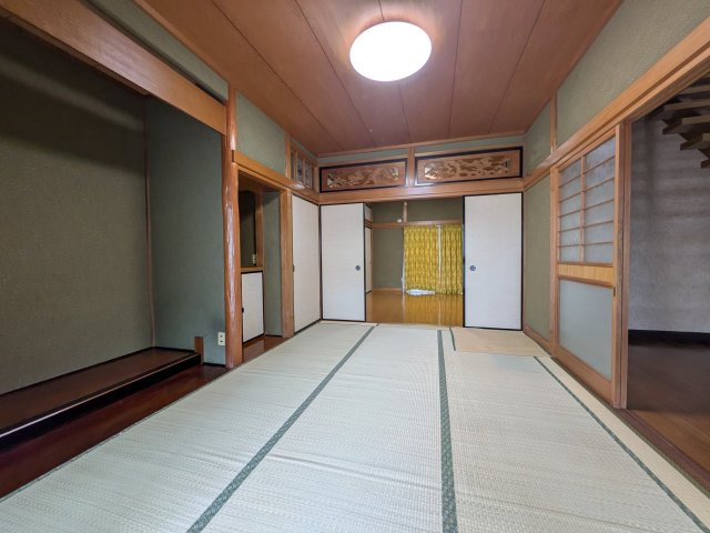 山西中古住宅の和室|柔らかい畳が心地よい和室