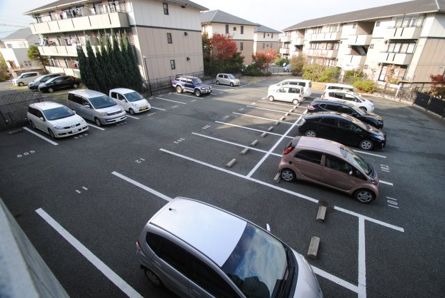 久留米市西町の賃貸マンションの駐車場