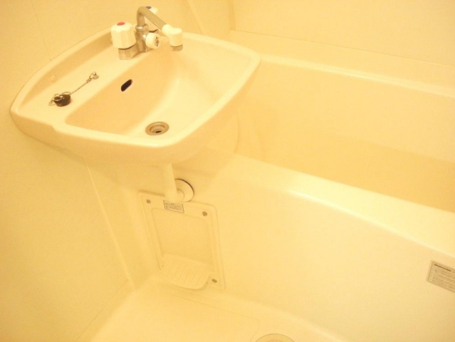 イーストシティタワーズの浴室|別号室の参考写真です。