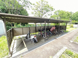 【その他共用部分】 | 屋根付きの駐輪場があるので雨が降っても安心です☆自転車やバイクがあれば通勤・通学、お買い物にも便利です☆