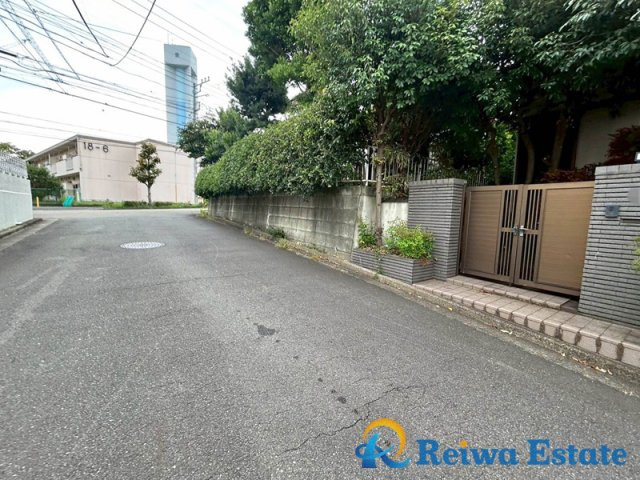 中古戸建　藤沢市大庭の前面道路含む現地写真