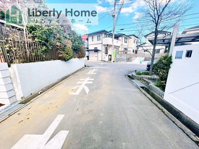 牛久市南16期　新築戸建の前面道路含む現地写真