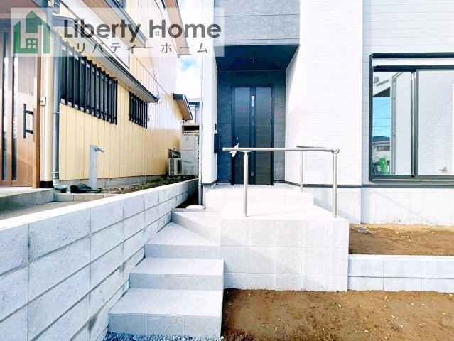 牛久市南16期　新築戸建のエントランス