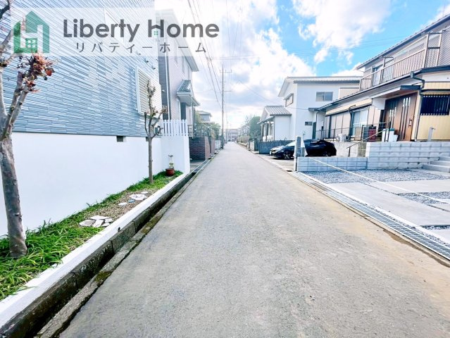 牛久市南16期　新築戸建の前面道路含む現地写真