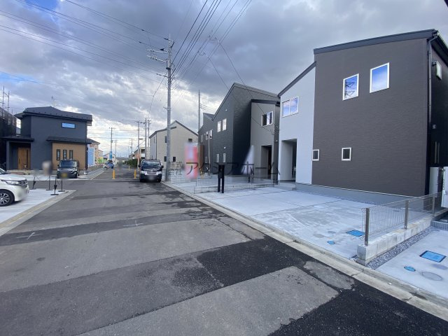 飯能市双柳・全11棟　新築一戸建　2号棟　の前面道路含む現地写真