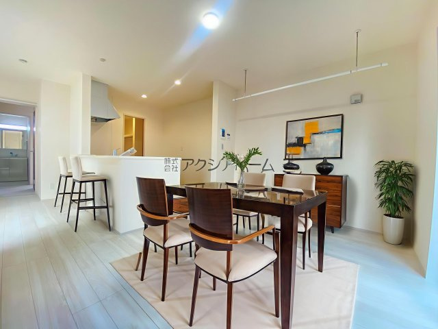 飯能市双柳・全11棟　新築一戸建　2号棟　の居間・リビング|LDK18.5帖（家具はCG画像での表示になります）