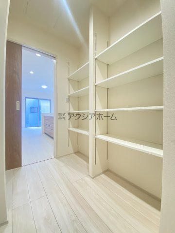 飯能市双柳・全11棟　新築一戸建　2号棟　の収納|リビングWIC