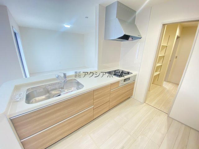 飯能市双柳・全11棟　新築一戸建　2号棟　のキッチン|リビングが見渡せる対面式キッチン