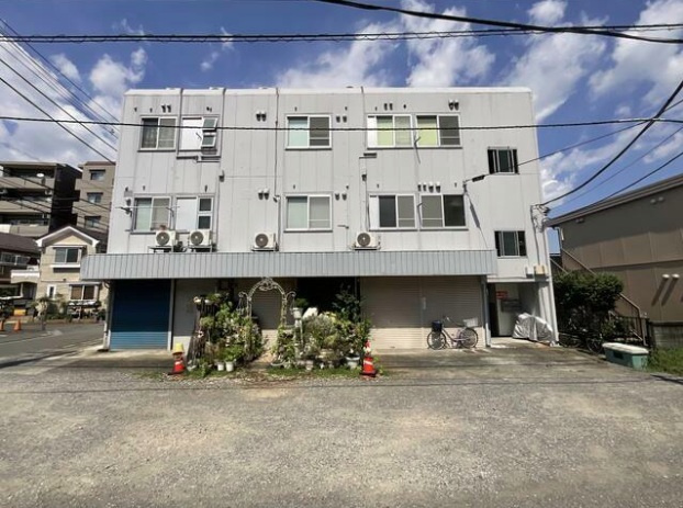 鶴間駅前ビルの外観