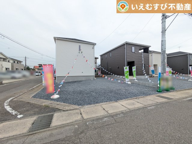 Cradle garden　大泉町吉田第12の駐車場|並列3台駐車可能なゆとりのカースペース
複数台車をお持ちでも、お友達が遊びに来てもゆとりの駐車スペース！