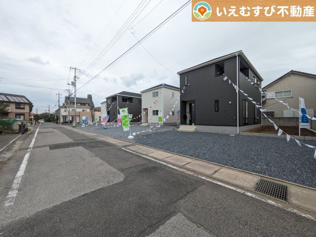 Cradle garden　大泉町吉田第12の前面道路含む現地写真|安心の広々6ｍ前面道路
6ｍの前面道路はお車の駐車が楽々！すれ違える広さが確保されています♪
