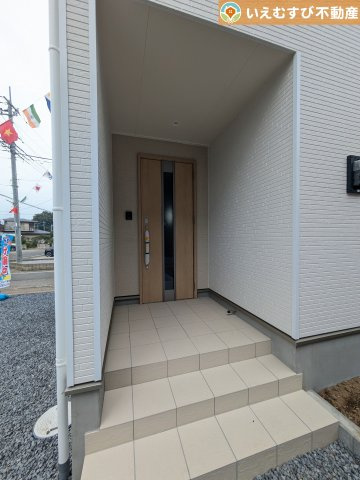 Cradle garden　大泉町吉田第12のエントランス|落ち着いた色づかいのエントランス
駐車場からアクセスの良いエントランス。雨の日や荷物が多くても安心の動線♪