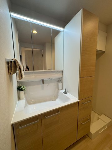 芝園ハイツ弐号棟の独立洗面台|収納力と機能性に優れた三面鏡洗面化粧台です。鏡の裏は収納スペースになっていますので、すっきり清潔に保てます。