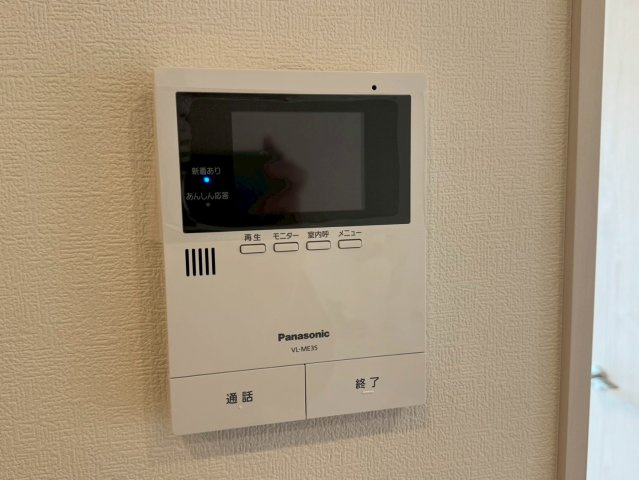 芝園ハイツ弐号棟の防犯設備|来客時に便利なＴＶモニター付インターホンです。留守中も安心の録画機能付！
