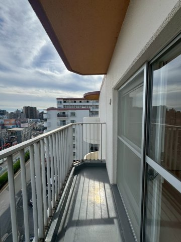 芝園ハイツ弐号棟のバルコニー|日中の長い時間、日が差し込む南面バルコニー。洗濯物がカラッと乾きます。
