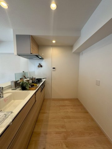 芝園ハイツ弐号棟のキッチン|リビングで遊ぶお子様を見守りながらお料理ができる対面キッチン♪