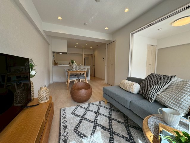 芝園ハイツ弐号棟の居間・リビング|家族みんなが爽やかに健やかに過ごせるように、溢れる光をたっぷり取り込んだリビングダイニング。集いの場、憩いの場としての快適性を求めたやすらぎの空間です。
